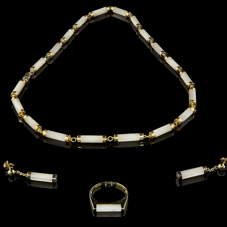 Set of mother-of-pearl necklace, earrings and ring in yellow gold