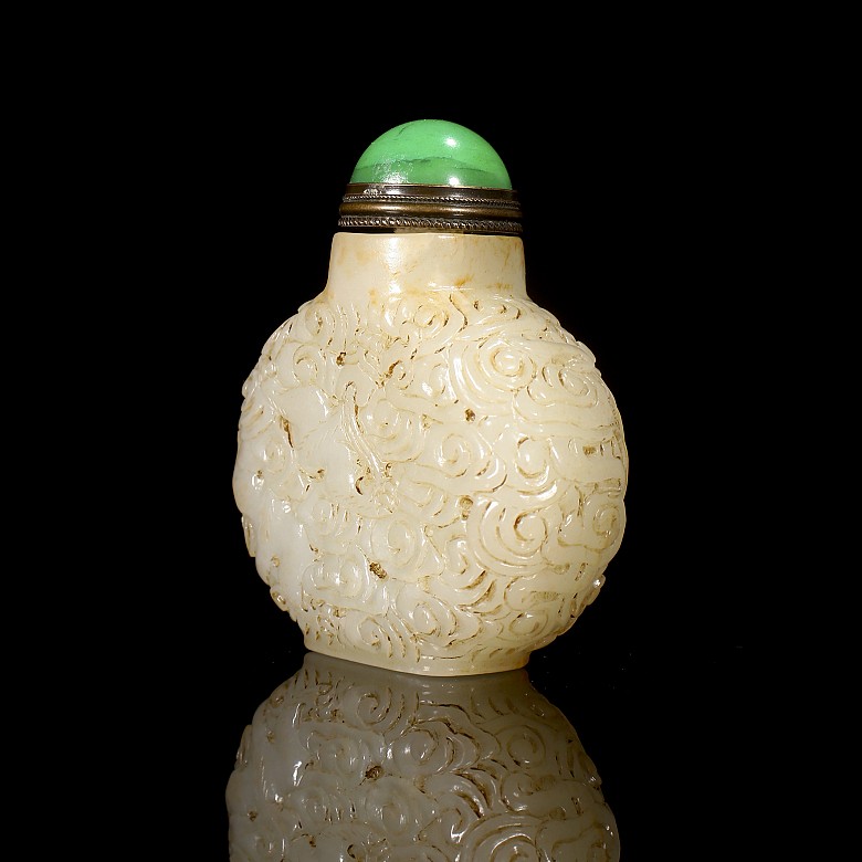 Carved jade ‘Dragon’ snuff bottle, Qing dynasty