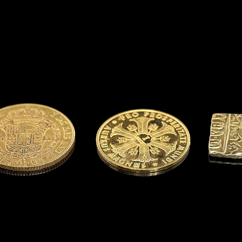 Tres monedas medallas de oro (s.XIX-XX)