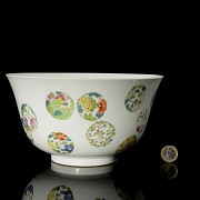 Polychrome porcelain bowl ‘Scenes’, Qing dynasty