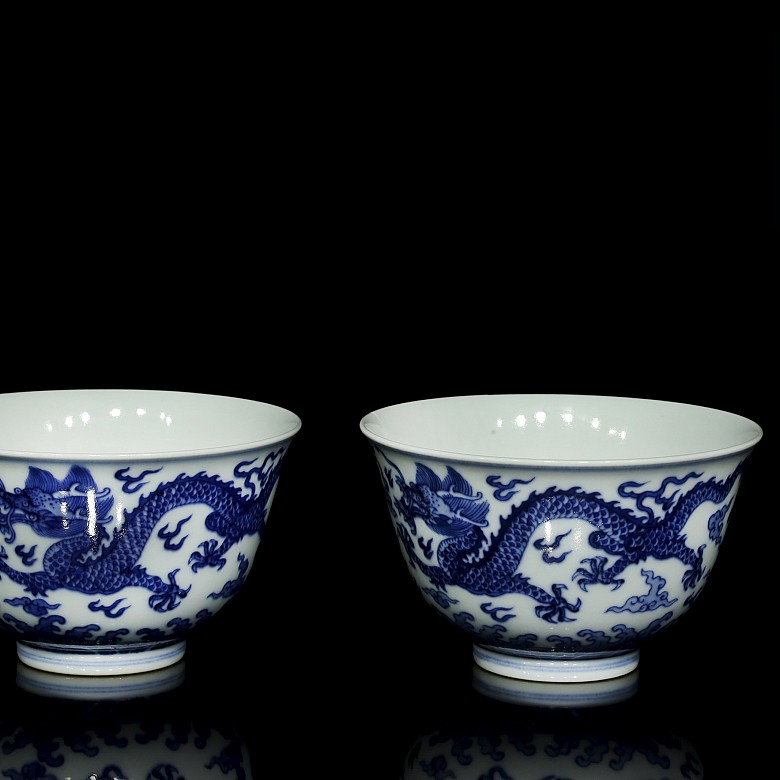 Pareja de cuencos, azul y blanco, con marca Qianlong