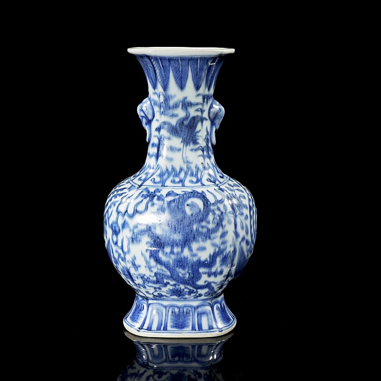 Blue and white porcelain vase ‘Phoenix and dragon’, with Ming seal