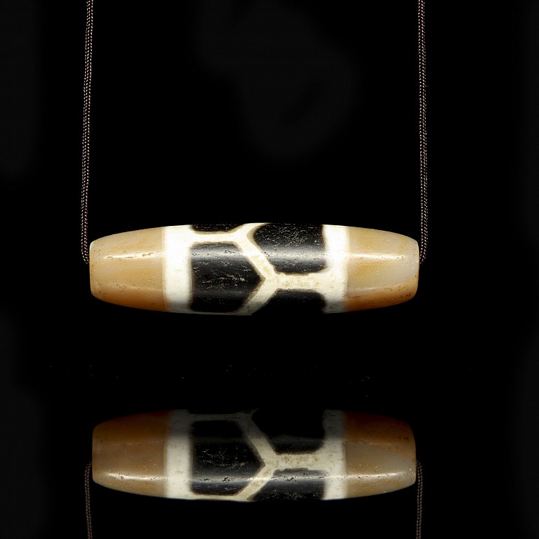 Three-coloured agate ‘Dzi’ bead, Ming dynasty