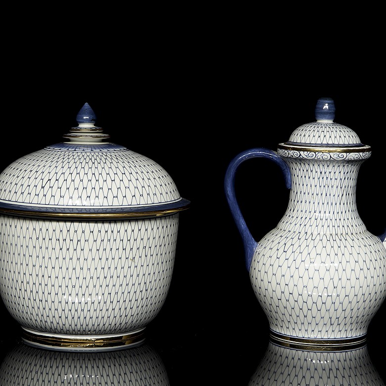 Porcelain teapot and bowl set, 20th century