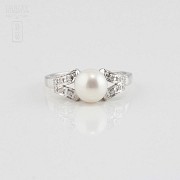 18k white gold ring with pearl and diamonds.