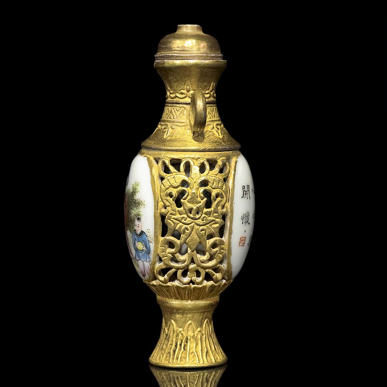 An enameled porcelain snuff bottle, with Qianlong mark