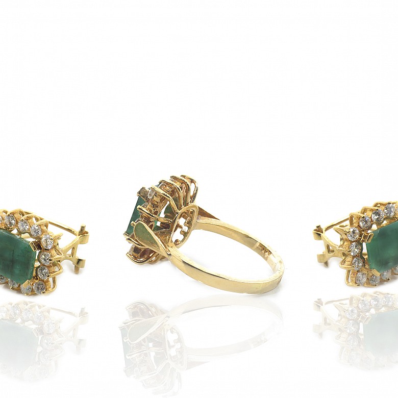 Ring and earrings set, with emeralds and diamonds