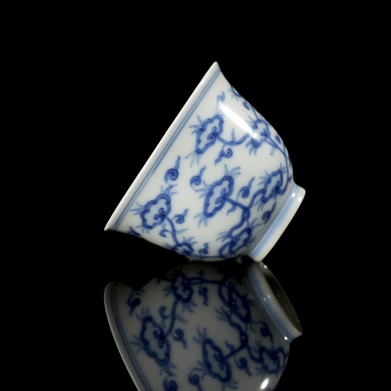 Enamelled porcelain mug ‘Ruyis’, with Jianjing seal