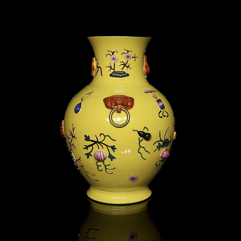 Porcelain vase ‘Famille Jaune Rouleau’, with Qianlong Seal