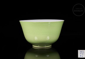 Lime-green glazed porcelain bowl, Qing dynasty, with Guangxu seal