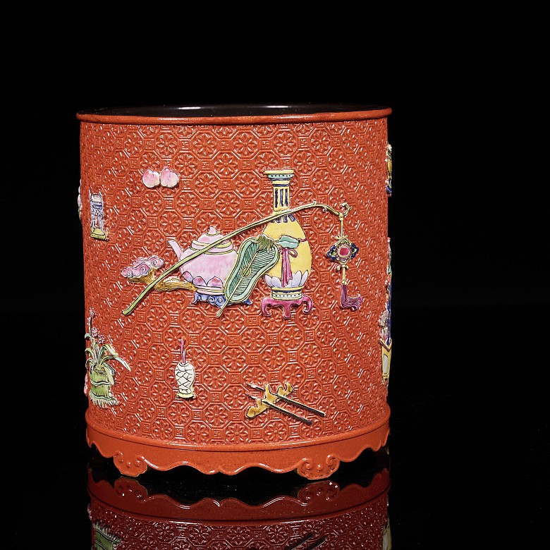 Glazed porcelain brush pot “Eight treasures”, Qing dynasty with Qianlong seal