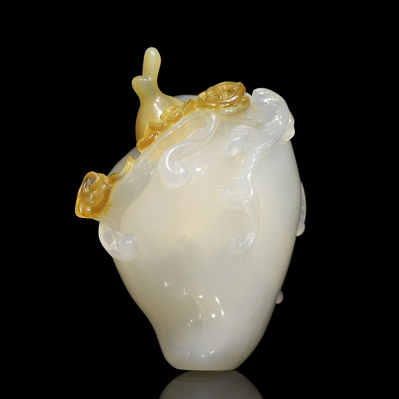 Agate snuff bottle 'Longevity', Qing dynasty, Qianlong