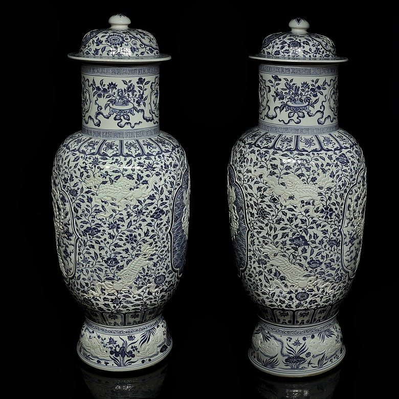 Pair of large vases with dragons, 20th century