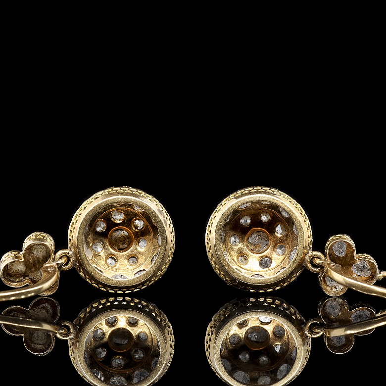 Pendientes en oro amarillo de 18 kt y brillantes, circa 1900