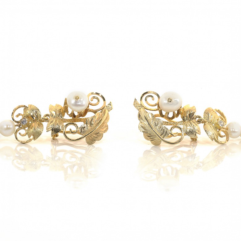 Earrings in 18k yellow gold, pearls and zircons