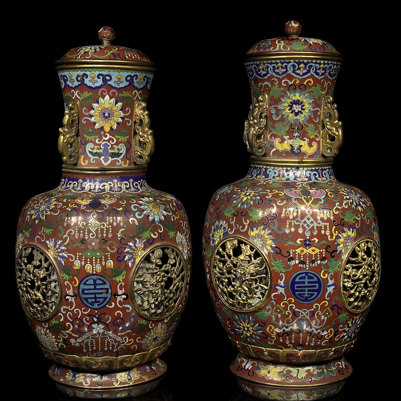 Pair of giratiorian vases, 19th - 20th century