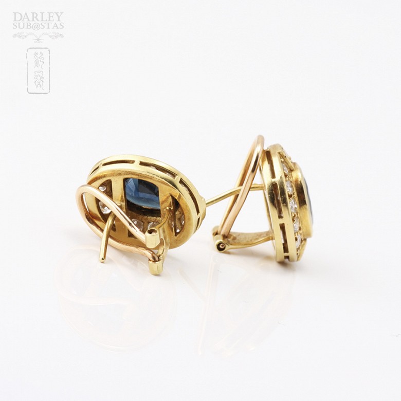 Sapphire earrings in 18k yellow gold and diamonds.