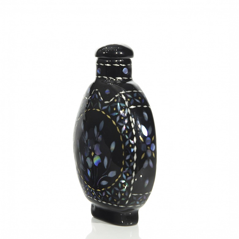 Black lacquered snuff bottle, 19th - 20th century