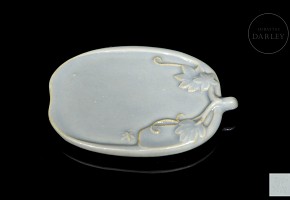 Pequeño recipiente de porcelana azul 