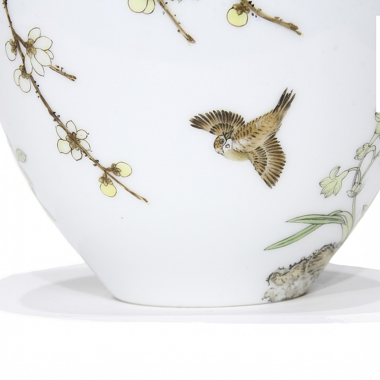 A Falangcai porcelain vase with nature and birds, Qianlong (1736 - 1795).