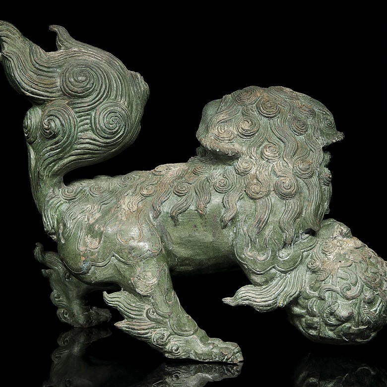 Figure of a lion in bronze, China, 20th century