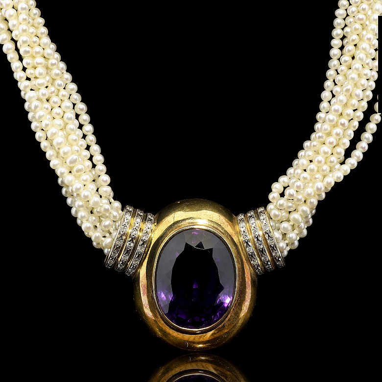 Pearl necklace with yellow gold and one amethyst