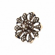 Antiguo broche de metal con diamantes.