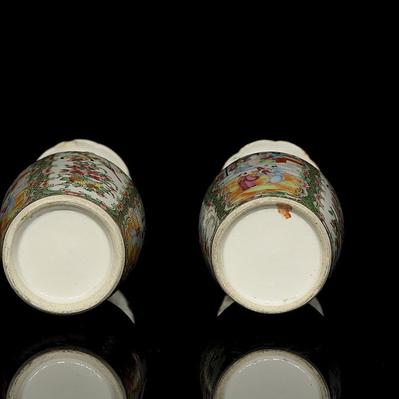 Pair of small Cantonese vases, 20th century