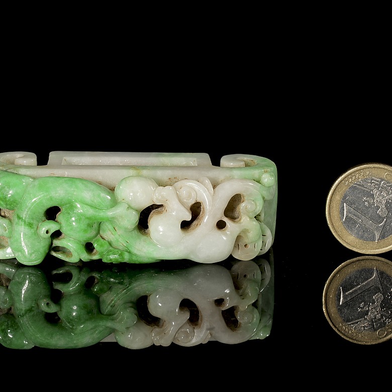 Carved jadeite belt ornament, ‘Dragon’, Qing dynasty