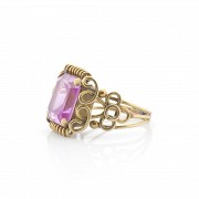 Anillo de oro amarillo 18 k con piedra rosa