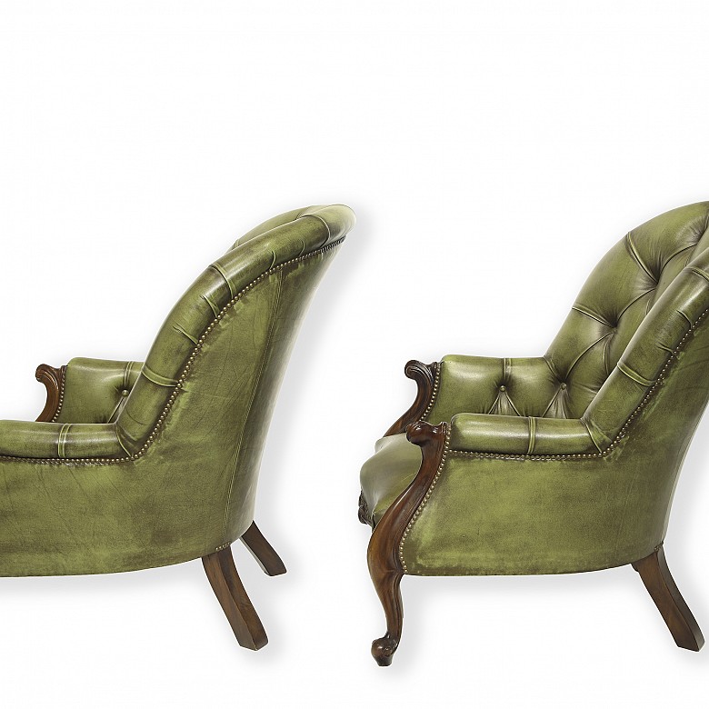 Valentí. Wooden three-piece suite with capitonné leather upholstery, 20th century