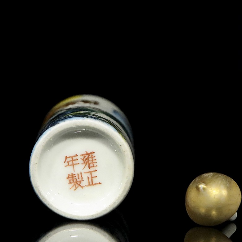 Enameled porcelain snuff bottle, with Yongzheng mark