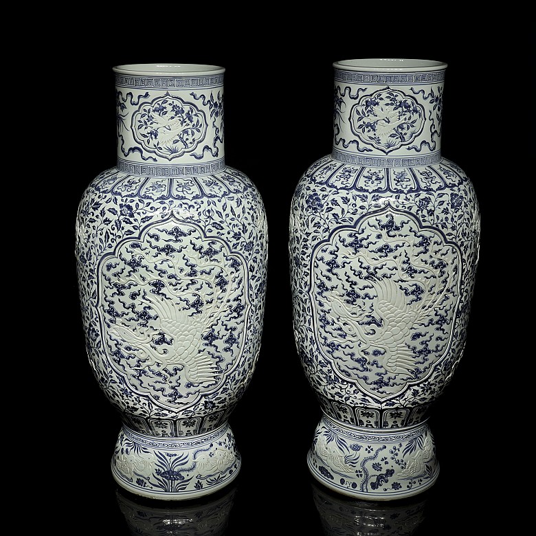 Pair of large vases with dragons, 20th century