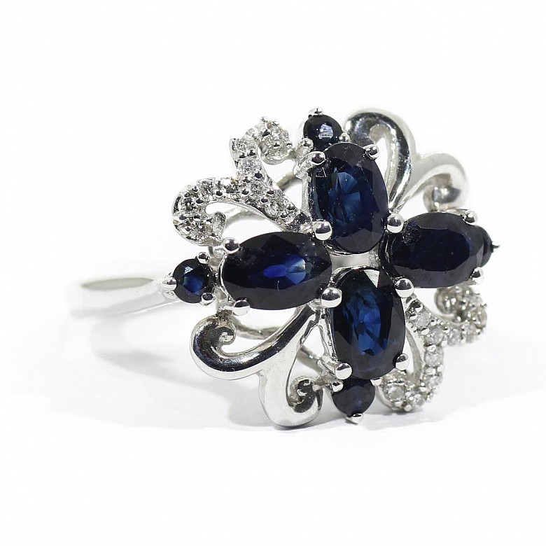 Sapphire ring in 18k white gold and diamonds