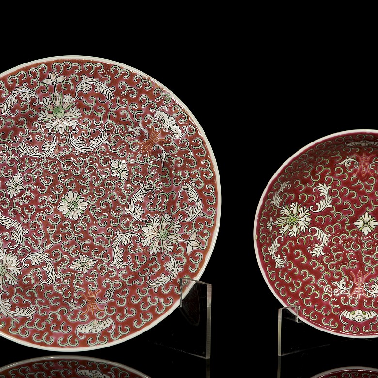 Three plates and a small jar of Asian porcelain “ famille rose”, 20th century