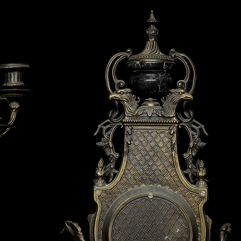 Bronze and marble clock with garnish, 20th century - 5