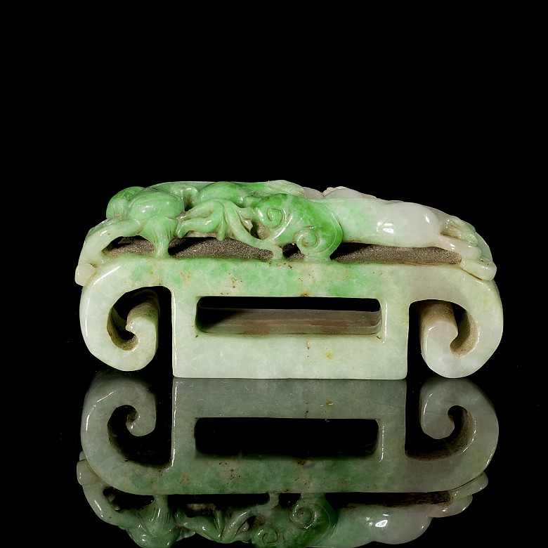 Carved jadeite belt ornament, ‘Dragon’, Qing dynasty