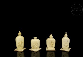 Four small ivory snuff bottles, early 20th century