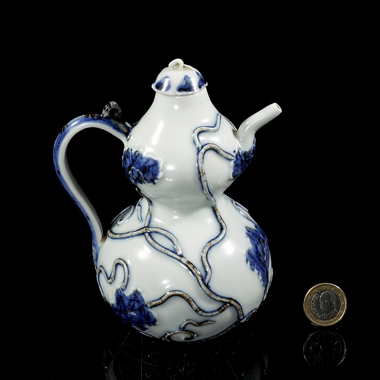 Blue-and-white porcelain ‘Hulu’ teapot, Ming dynasty