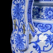 Blue and white glazed ceramic censer, Qing dynasty