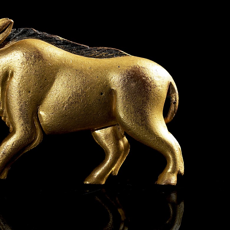 Figura de bronce dorado 