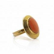 Anillo de oro amarillo 18k y coral