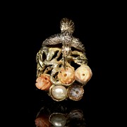 Anillo de oro, perlas y coral 