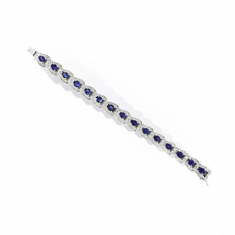 Shiny bracelet with sapphires in 18k white gold mount