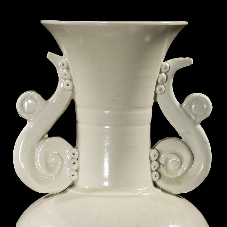 Yuan-style ‘Dingyao’ glazed ceramic vase