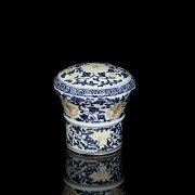 Objeto de porcelana vidriada azul y rojo, dinastía Qing