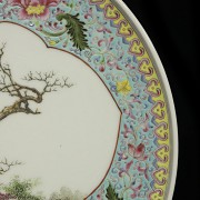 Pair of plates “Ladies in the garden”,  famille rose, Canton, 20th century