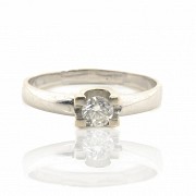 Solitaire ring in 18k white gold and a diamond