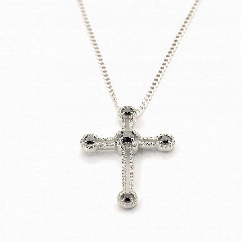 Cruz de oro blanco, con diamantes