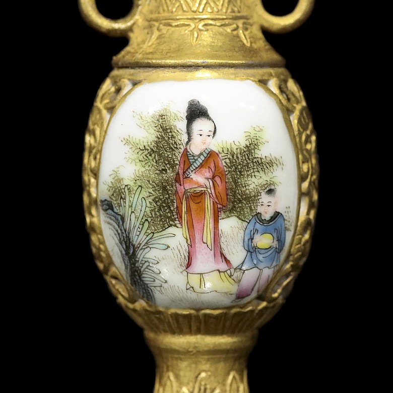 An enameled porcelain snuff bottle, with Qianlong mark